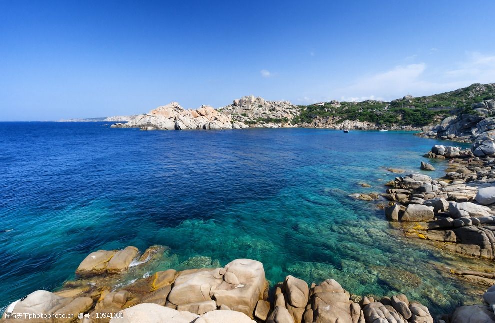 大海 蓝色 蓝天 天空 海滩 礁石 海水 摄影 自然景观 自然风景 300dpi