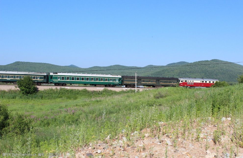 关键词:漠北的火车 摄影 高清 旅游 黑龙江 大兴安岭 草原 蓝天 铁路