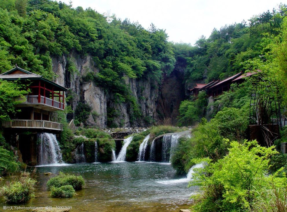 关键词:山谷溪流 瀑布景观 树木 凉亭 流水美景图片 摄影 自然景观