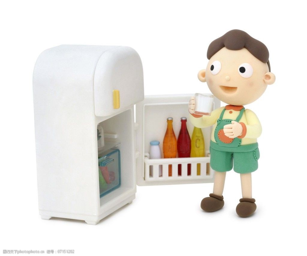 白色的冰箱 冰箱内的汽水 小男生喝牛奶 图片素材 卡通动漫可爱图片