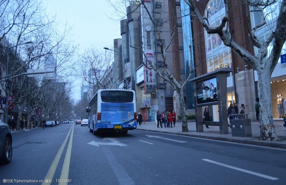 关键词:2015上海淮海路街道 上海 街道 淮海路 公交车 冬季 摄影 自然