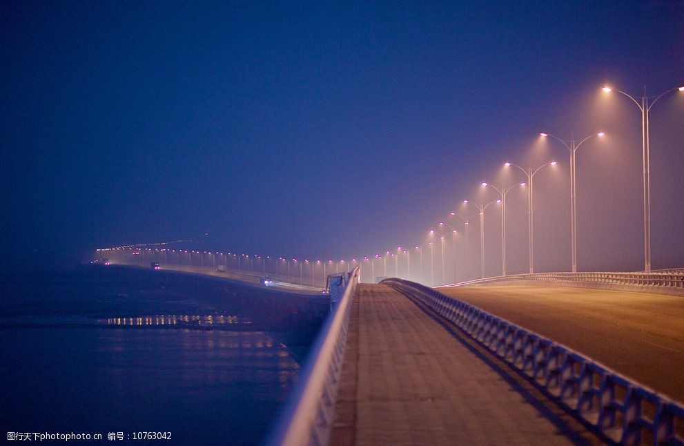 关键词:江边风景 赛欧3 赛欧 上海通用 雪佛兰 风景 夜晚 桥 路灯