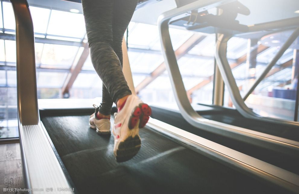 关键词:在跑步机上运动的人 跑步 跑步机 双腿 鞋子 阳光 机器 背景