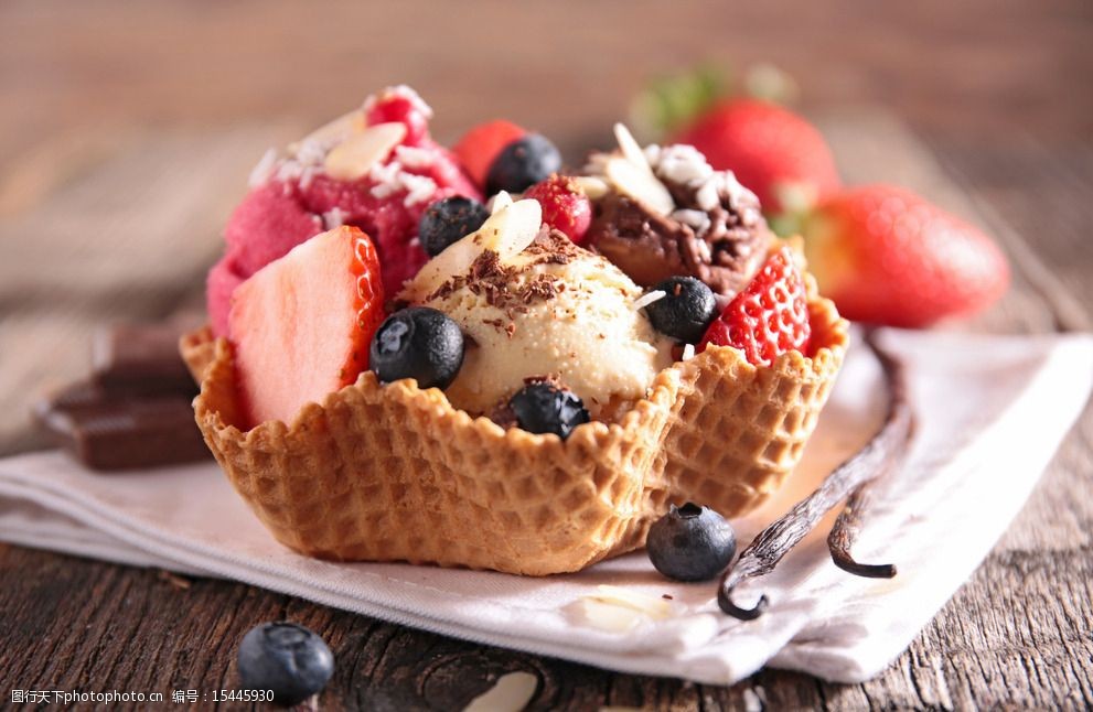 关键词:冰淇淋 冷饮 奶油 水果 草莓 蓝莓 夏日美食 夏季 冰激凌 西餐