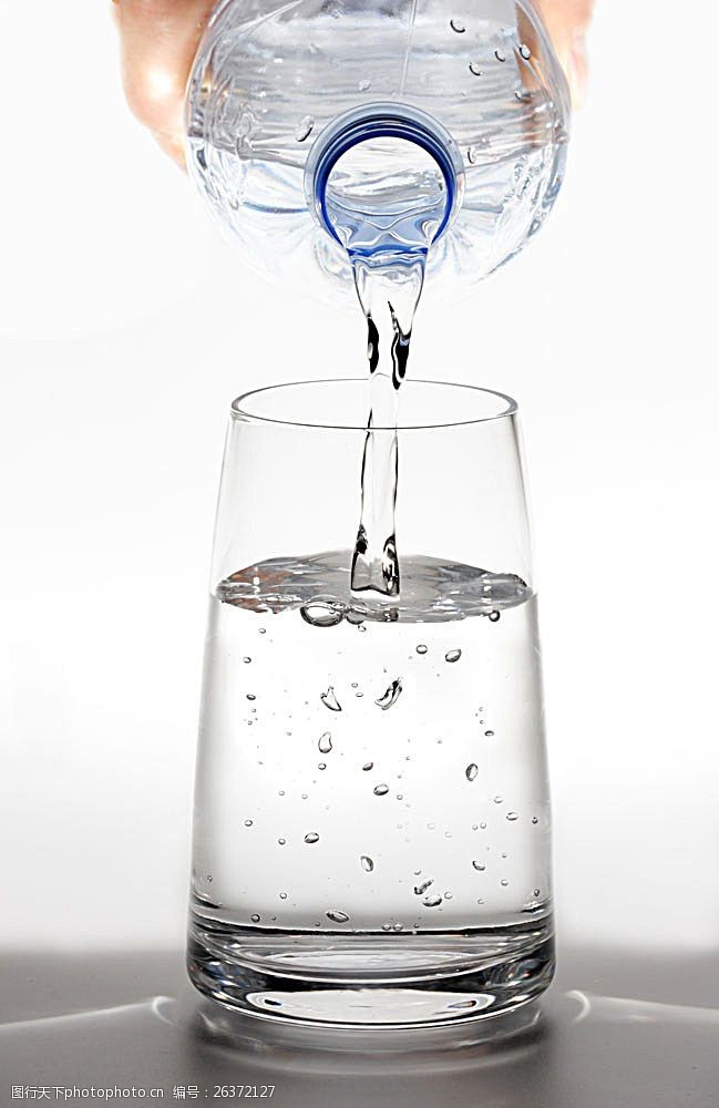 酒水饮料 矿泉水 清水 玻璃杯 杯子 水滴 倒水 餐饮美食 图片素材