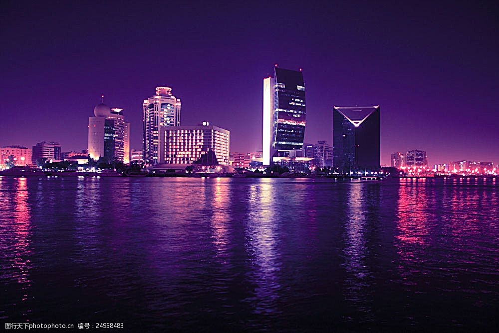 水面上的城市夜景