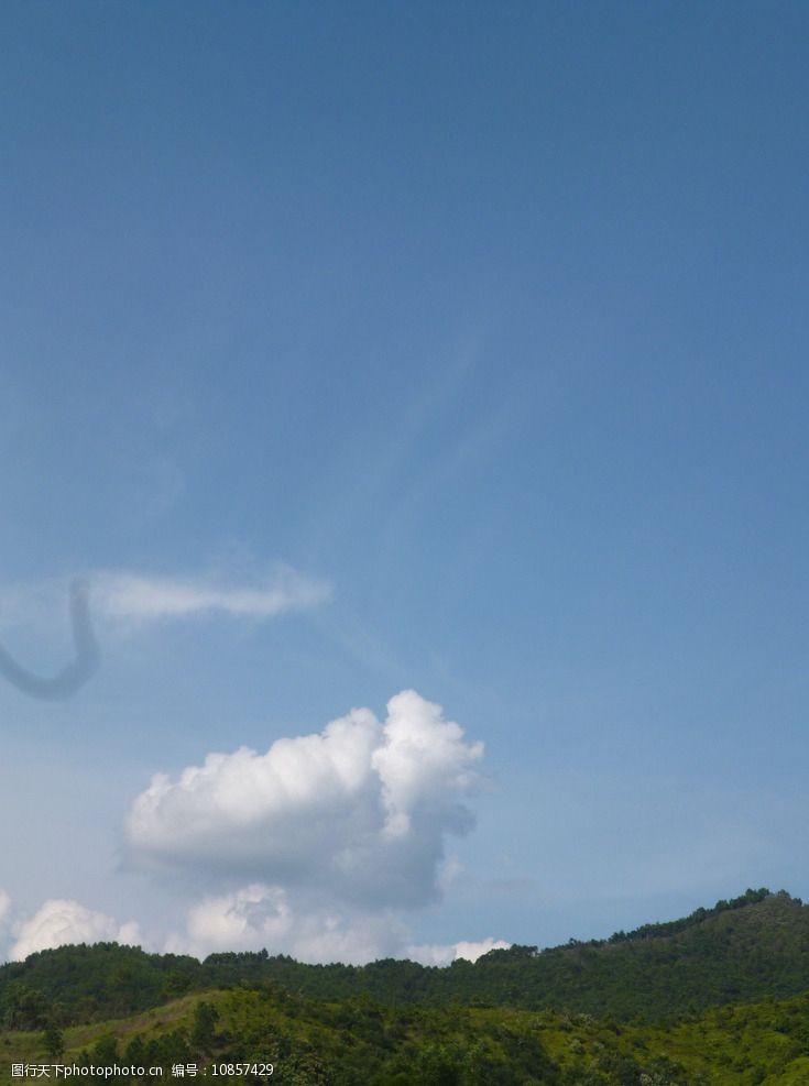 关键词:云团 蓝天白云 蓝天 白云 夏天 夏日 盛夏 晴天 晴空 自然风景