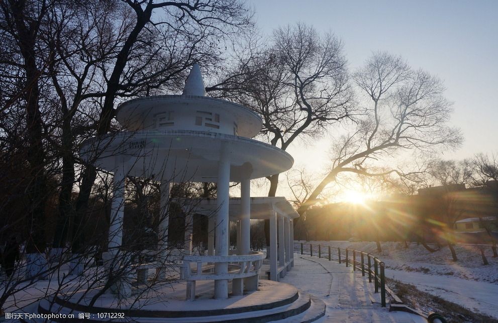 关键词:东北落日雪堤坝一角 落日雪景 园林雪一角 庭院雪景 雪景 大雪