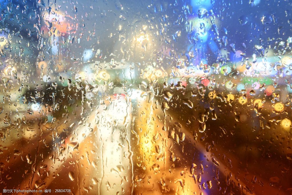 风景  关键词:下雨天与窗外模糊景色高清图片 模糊景色窗外人物 阴天