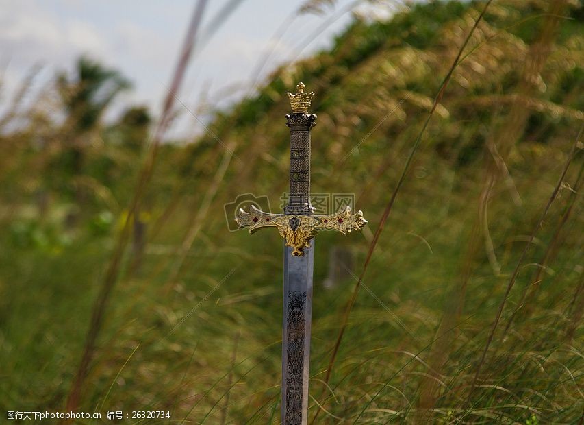 草原中插着一把剑