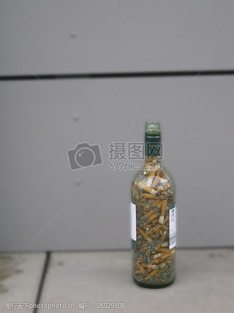 装满烟头的酒瓶