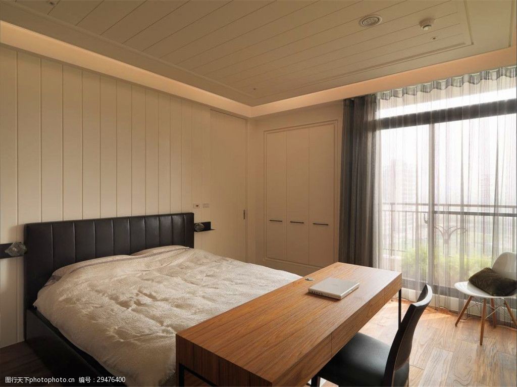 关键词:简约卧室书桌装修效果图 窗户 方形吊顶 灰色窗帘 木地板