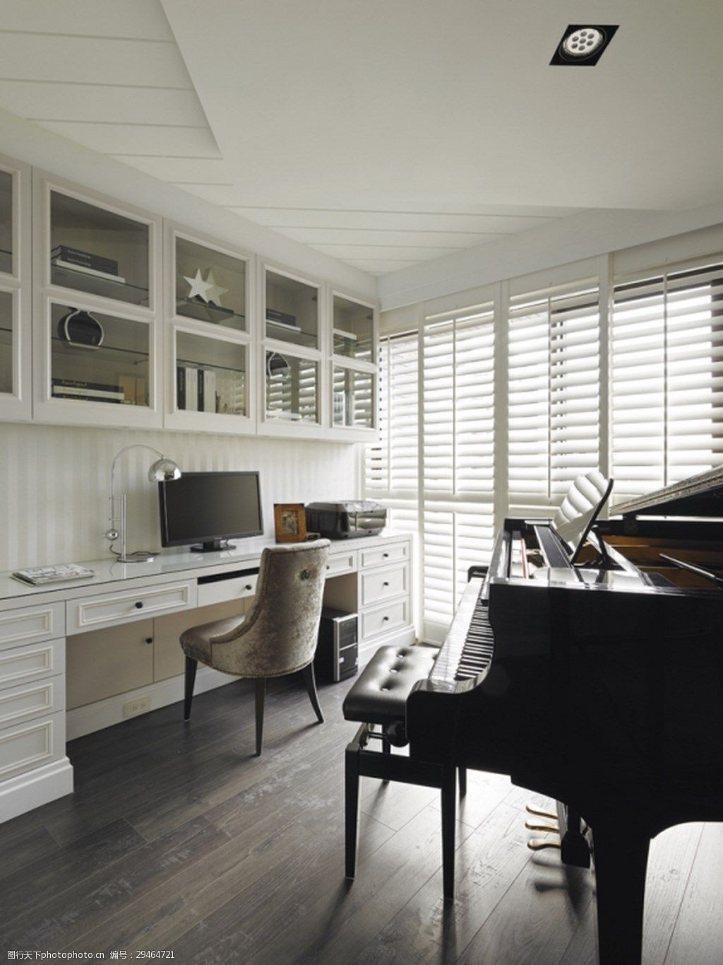 关键词:简约白色舒适美式书房装修效果图 百叶窗 黑色钢琴 金属台灯
