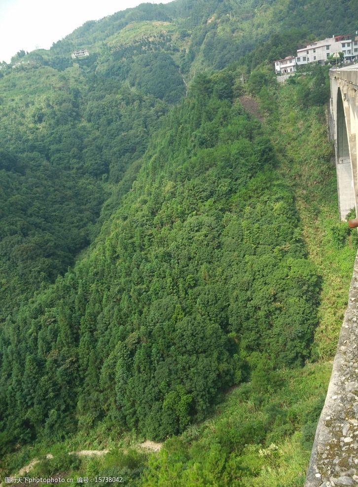 深山里的房子图片