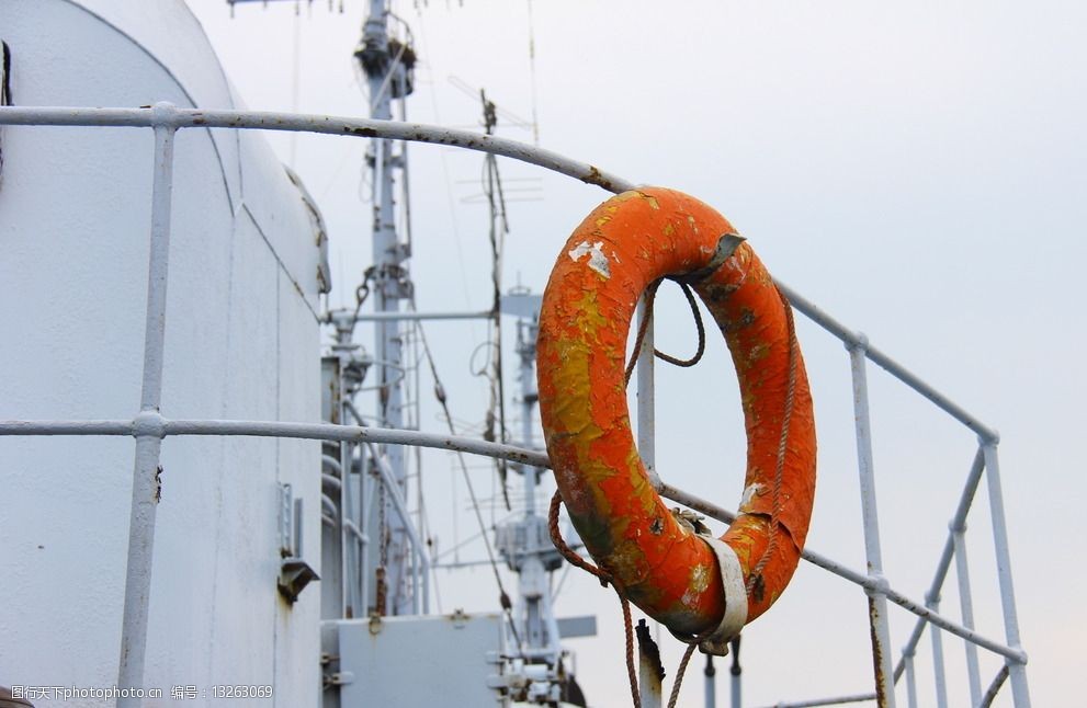 军舰上的红色救生圈图片