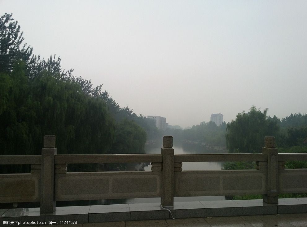 关键词:阴天雨蒙 薄雾 小桥 垂柳 暗色 阴雨 摄影 自然景观 自然风景