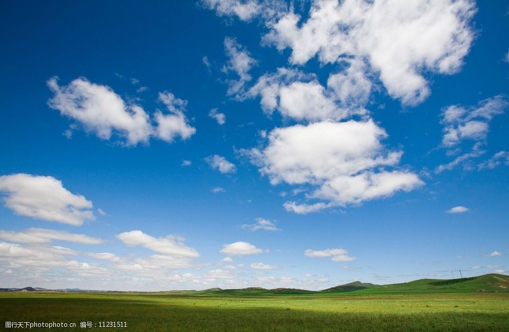 蓝天白云绿草地图片