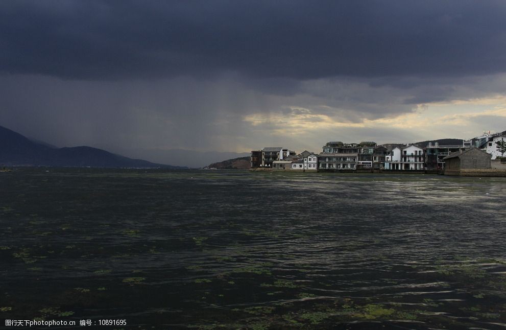 詞:湖畔別墅 別墅 小島 海邊 陰雨 浮萍 天空 陰霾 壓抑 度假 陰天