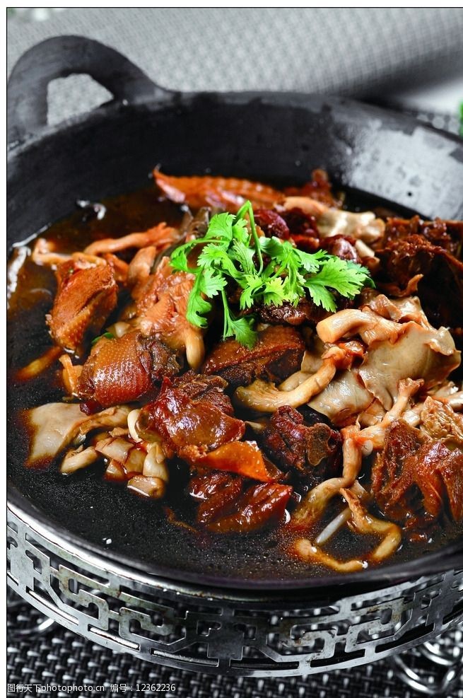 铁锅榆黄蘑炖柴鸡图片