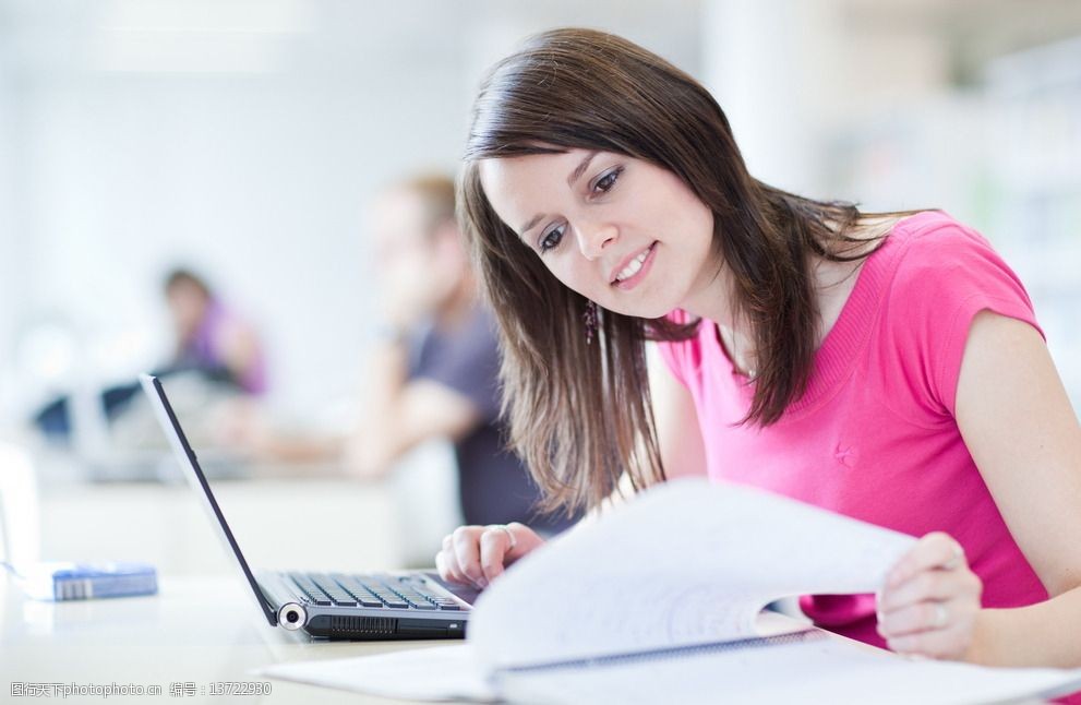 认真学习的女大学生图片