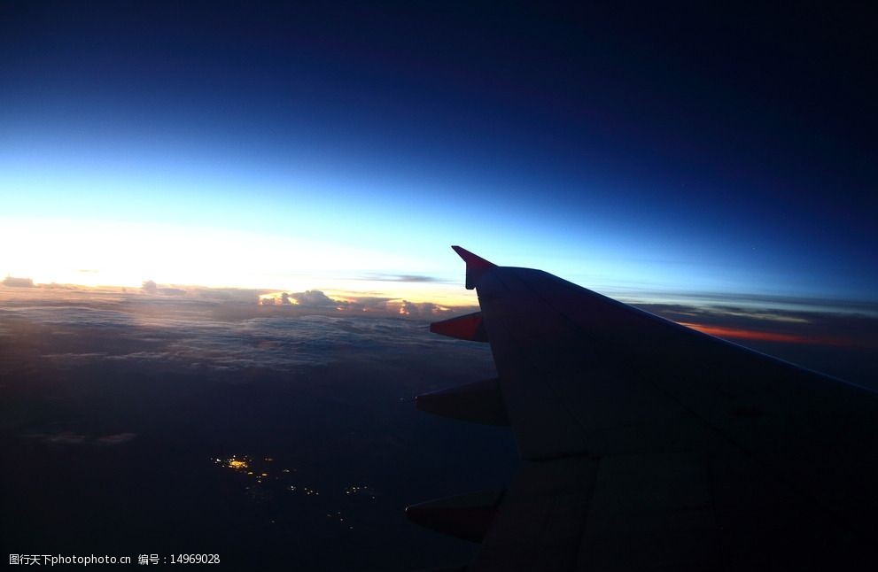 關鍵詞:飛機上的日出 飛機 機翼 日出 雲上 攝影 自然風景 旅遊 國外