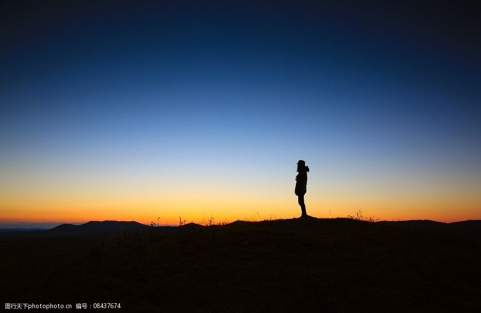 夕陽落山人物剪影圖片