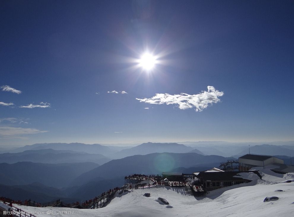 雪山日出图片