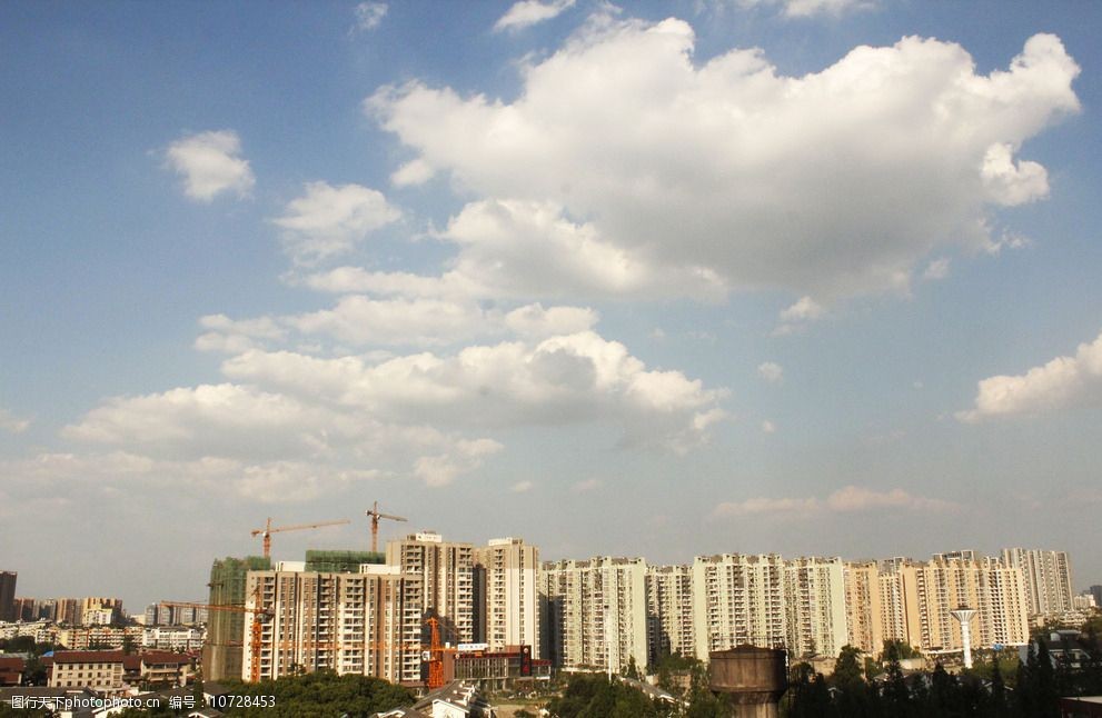 蓝天白云城市图片