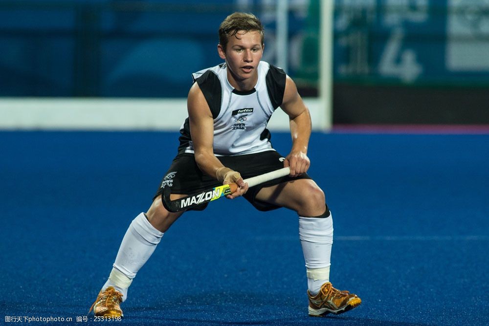 打曲棍球的白色衣服运动员