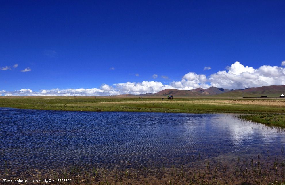 藍天白雲草原溼地湖水圖片