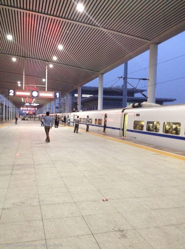 和谐号动车站图片