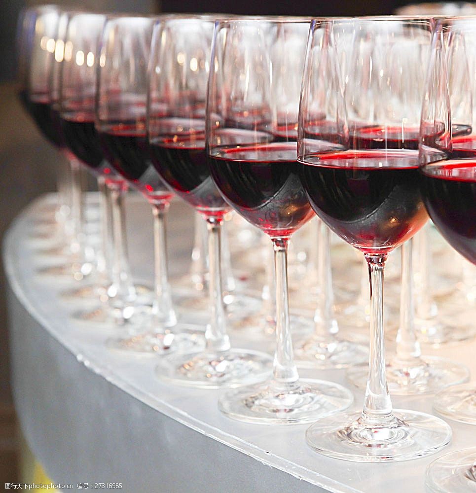 整齐排放的酒杯
