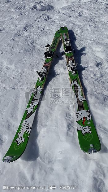 关键词:雪地里的滑雪板 旅游滑雪 滑雪 dynafit 滑雪