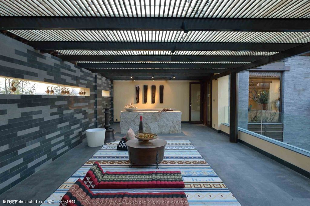 简约客厅木质条纹吊顶工装效果图