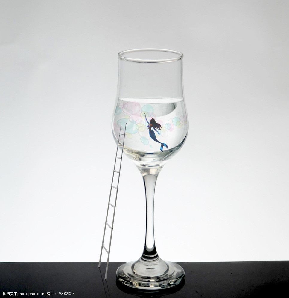 高脚杯与美人鱼图片