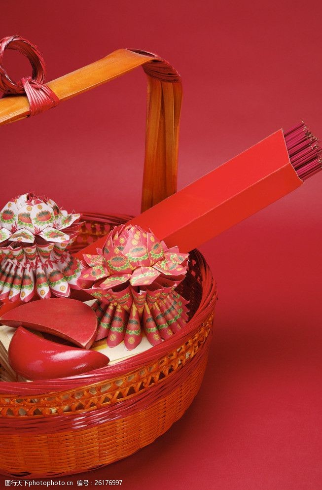 关键词:祭祀用品 清明节 祭祖 红色 金纸 香 博杯 传同习俗 宗教信仰