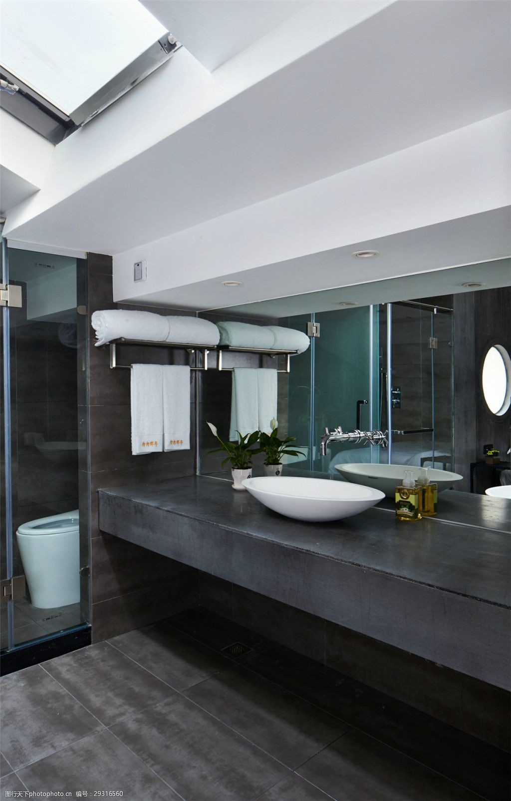 现代时尚卫生间白色吊顶室内装修效果图