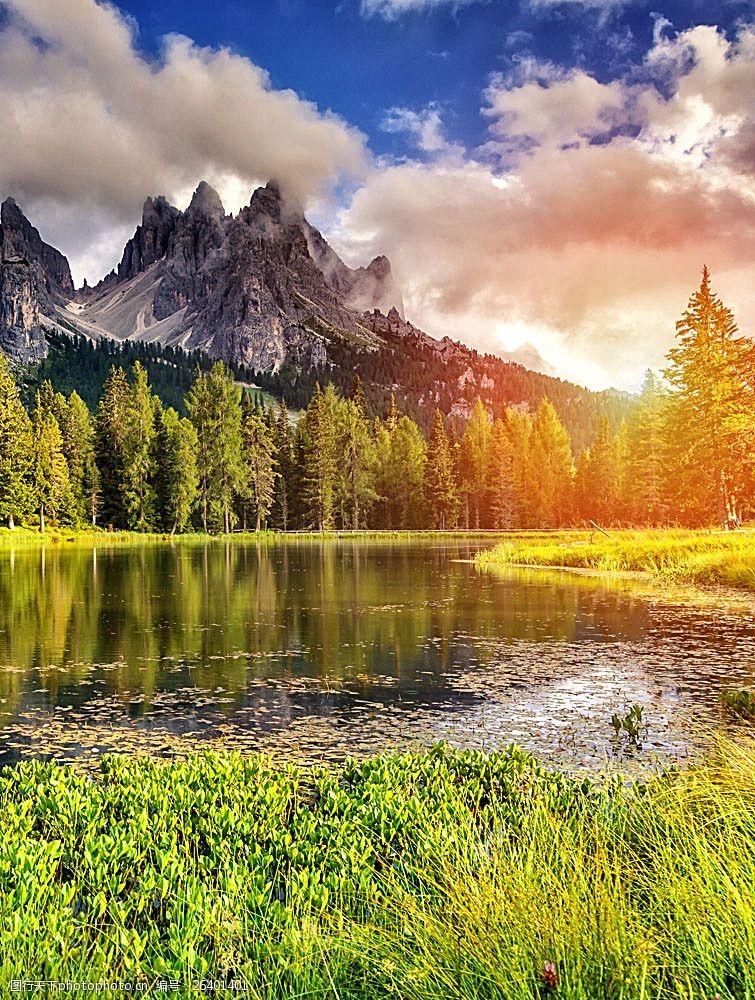 山峰树林湖泊风景
